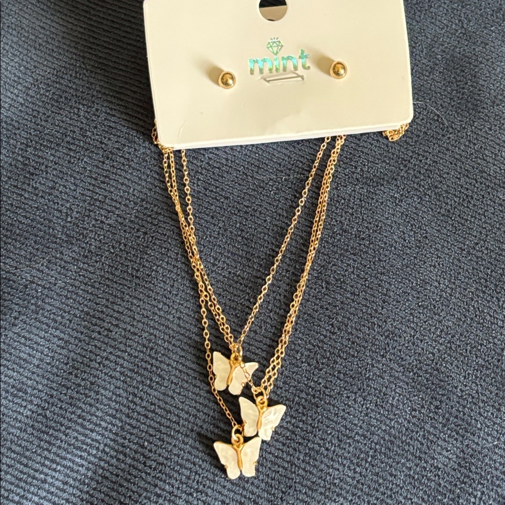Elegant Gold or silvertone Butterfly Necklace - Picture 4 of 4